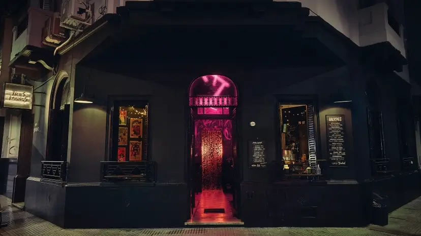 tres monos cocktail bar